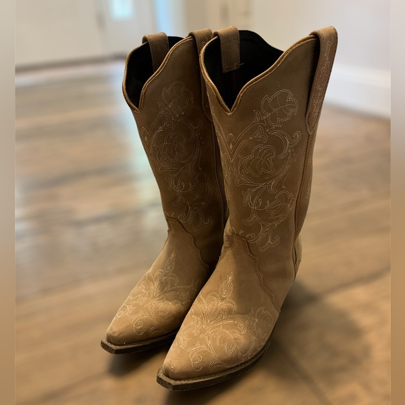 Tan cowgirl boots with embroidery. Size 8 but fit like a size 7 only worn twice - Picture 2 of 3